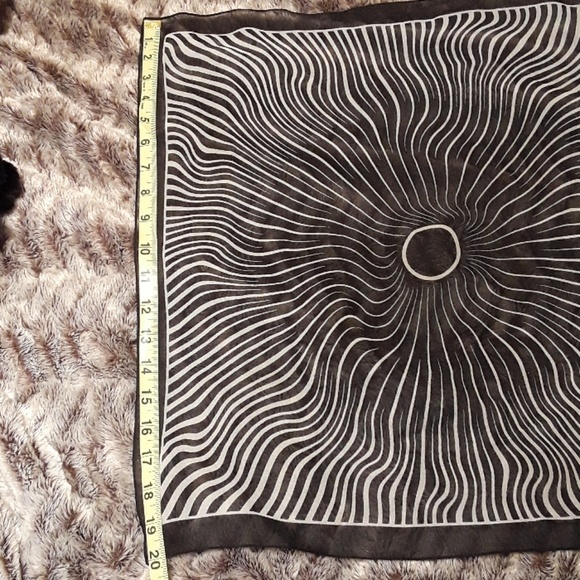 🌟Black and White Scarf - Picture 2 of 3